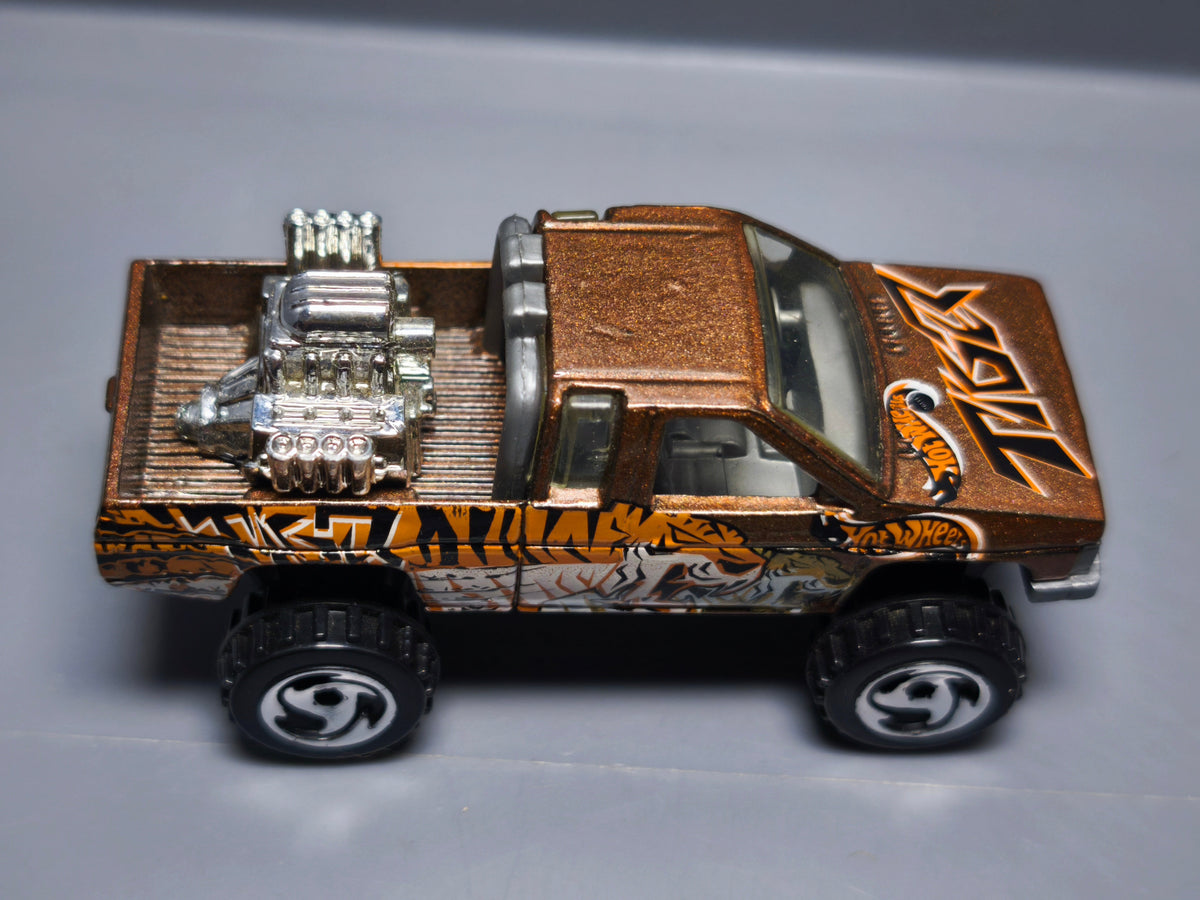 Hot Wheels Nissan hardbody 2000-021  (A16)