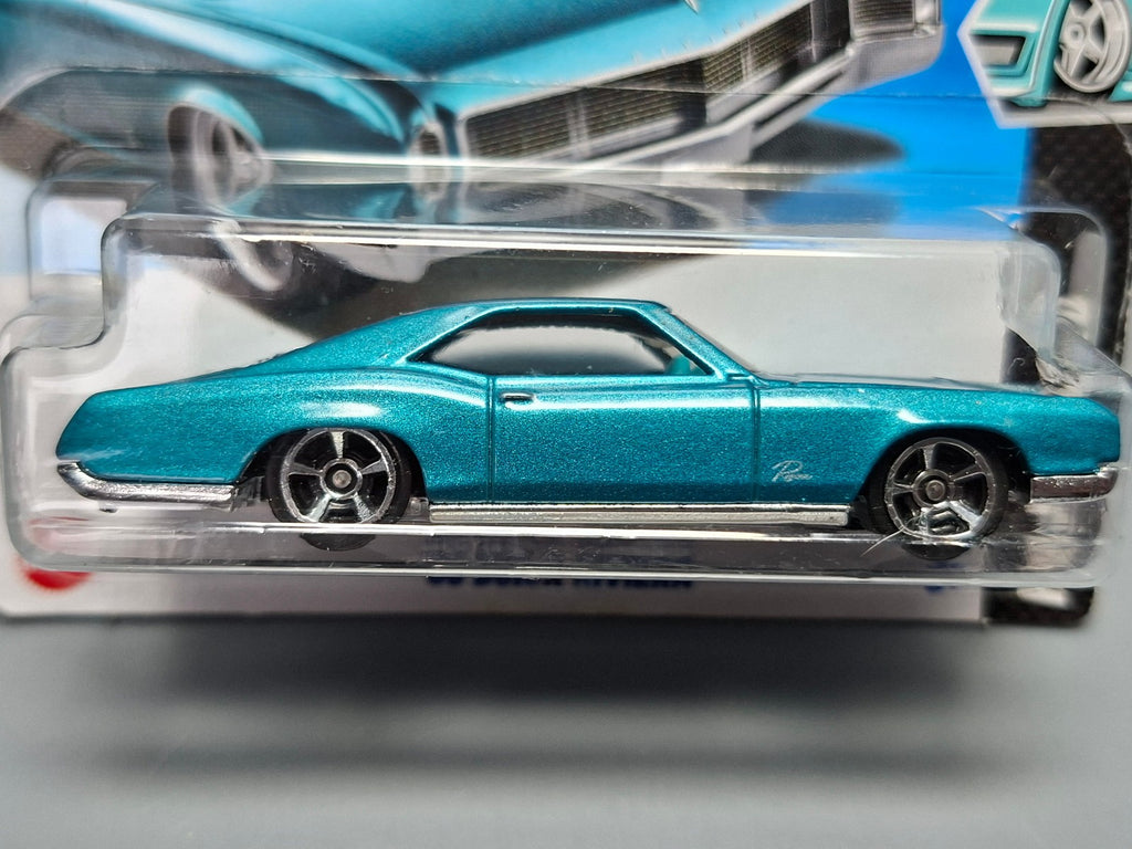 Hot Wheels '66 Buick Riviera   2025-050  (NP02)