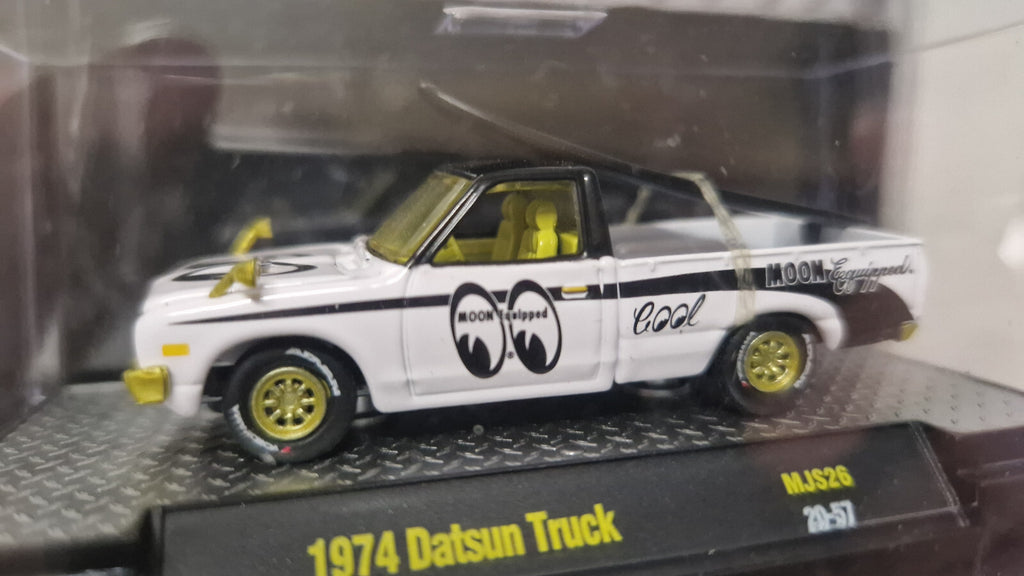 M2 Machines Moon Equipped 1974 Datsun Truck Chase 400 pieces  (NG54)
