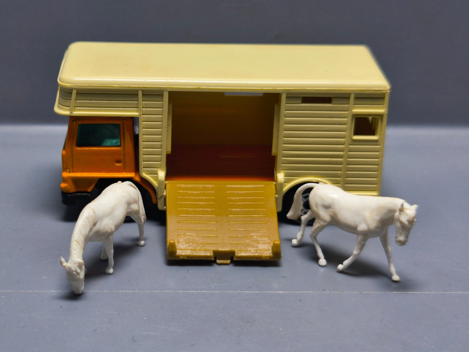 Matchbox Lesney Horse Box made in England avec 2 chevaux  (A20)