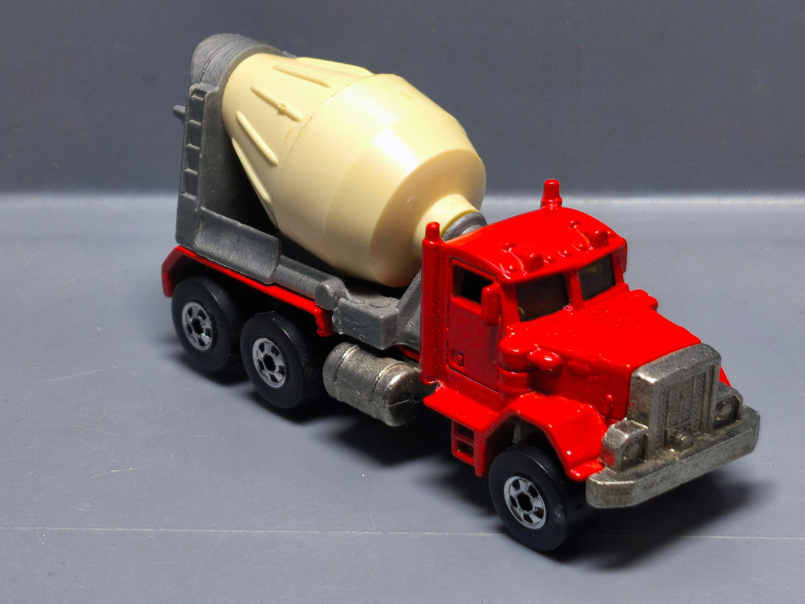 Hot Wheels 1985 malaysia  Peterbilt cement mixer (A39)
