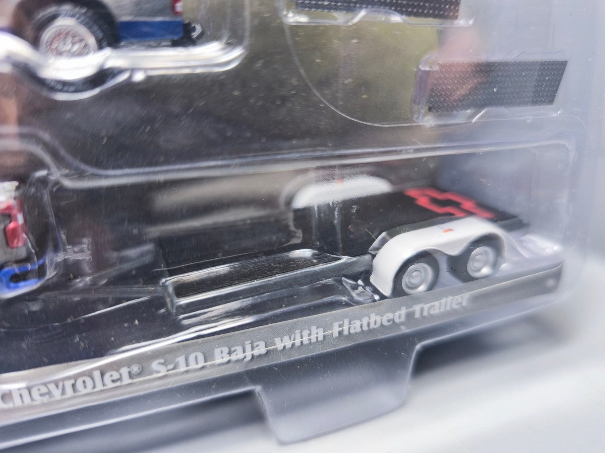 Greenlight Racing Hitch & Tow American Thunder '23 Chevrolet Silve Chase (CT03)