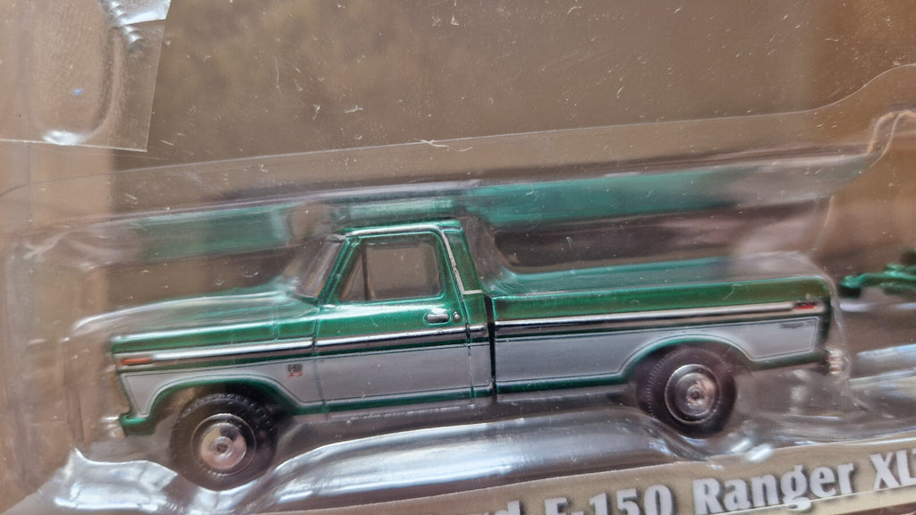 Greenlight Hitch & Tow 1976 Ford F-150 Ranger XLT Trailer Special Chase (C1)