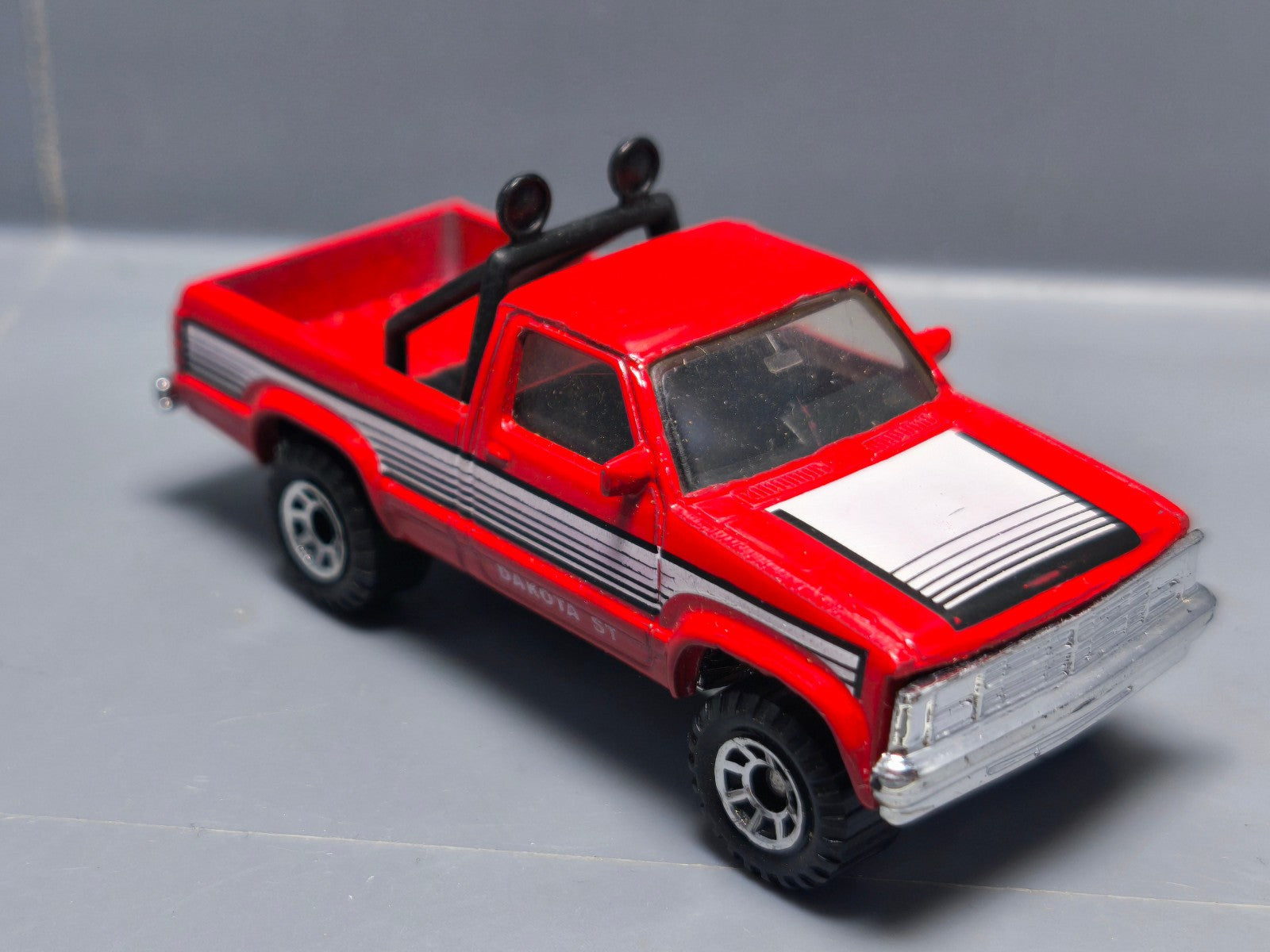 Matchbox Dodge Dakota version barres noires  (A27)