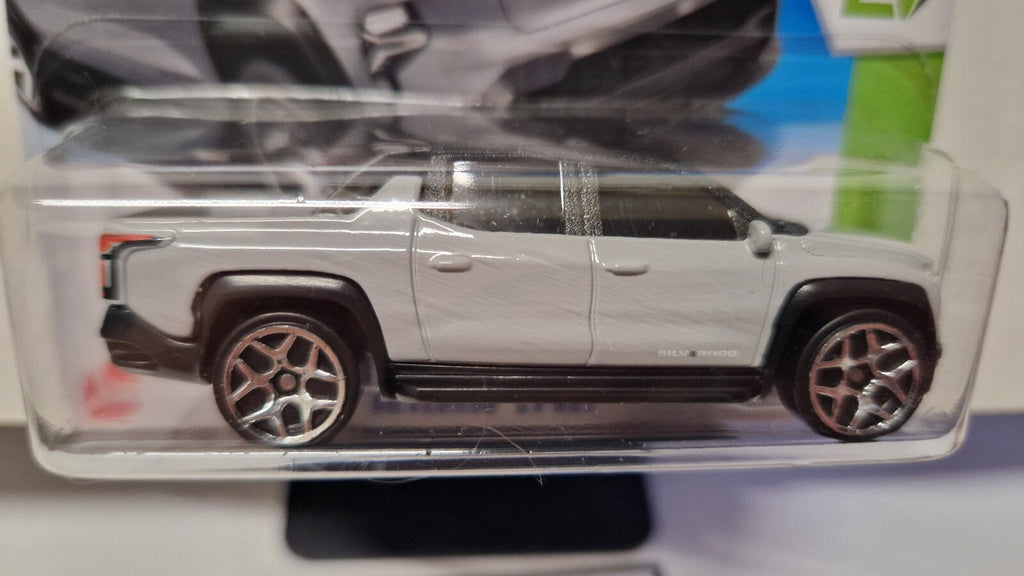 Hot Wheels Silverado EV RST  2025-086 (NP45)