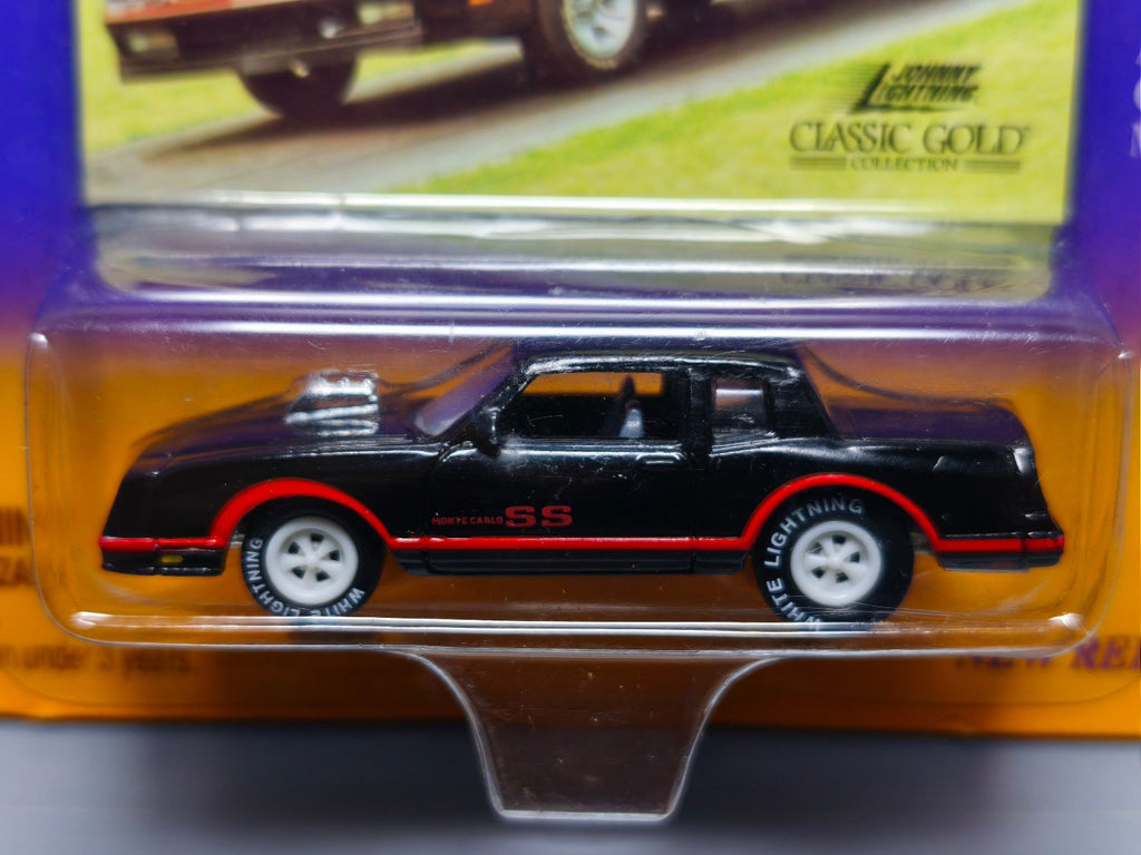 Johnny Lightning  Classic gold White chase 1986 monte carlo ss    (NG78)