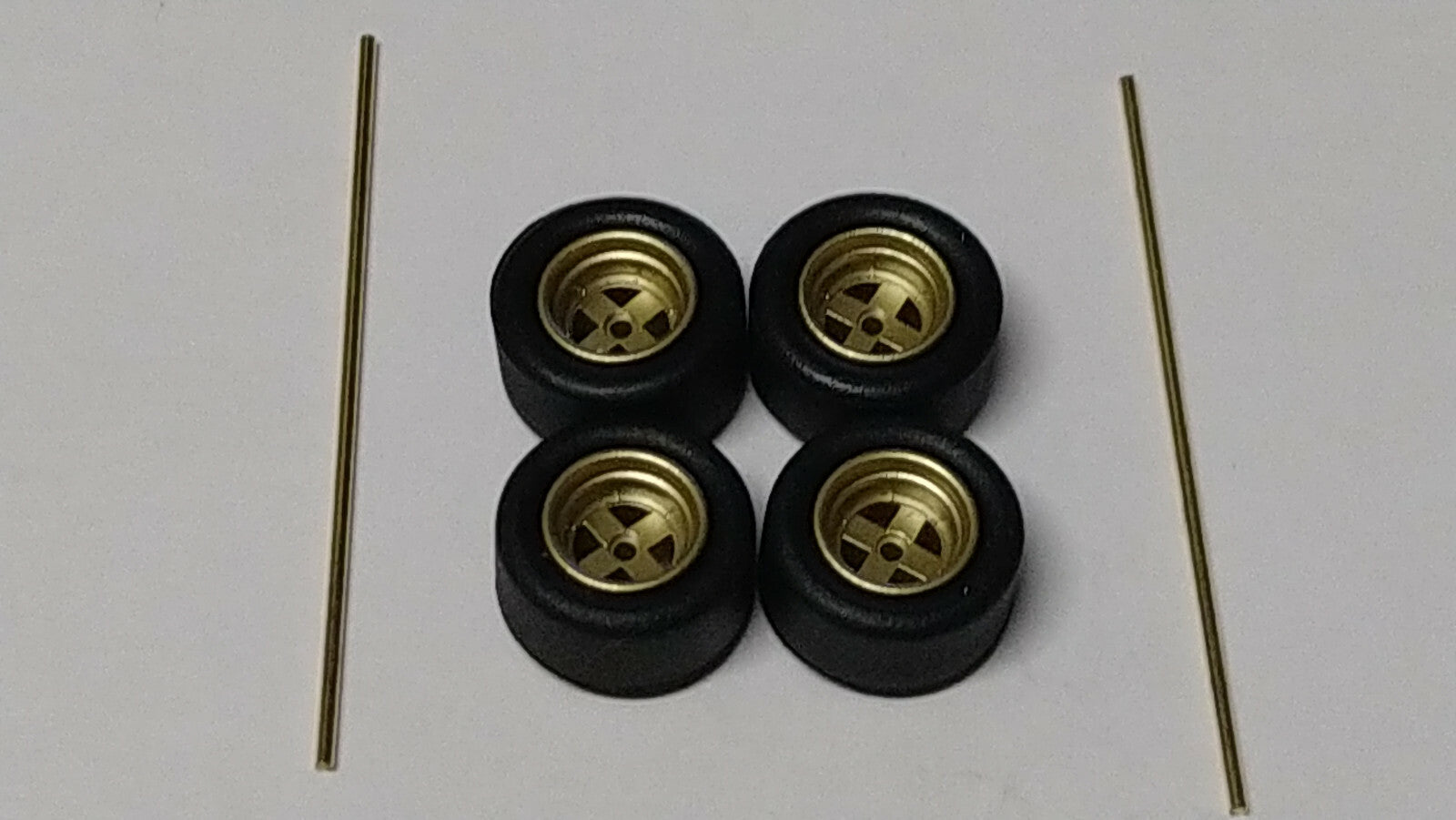 Set de jantes doré  4 branches pneu gomme pour Custom (ET)