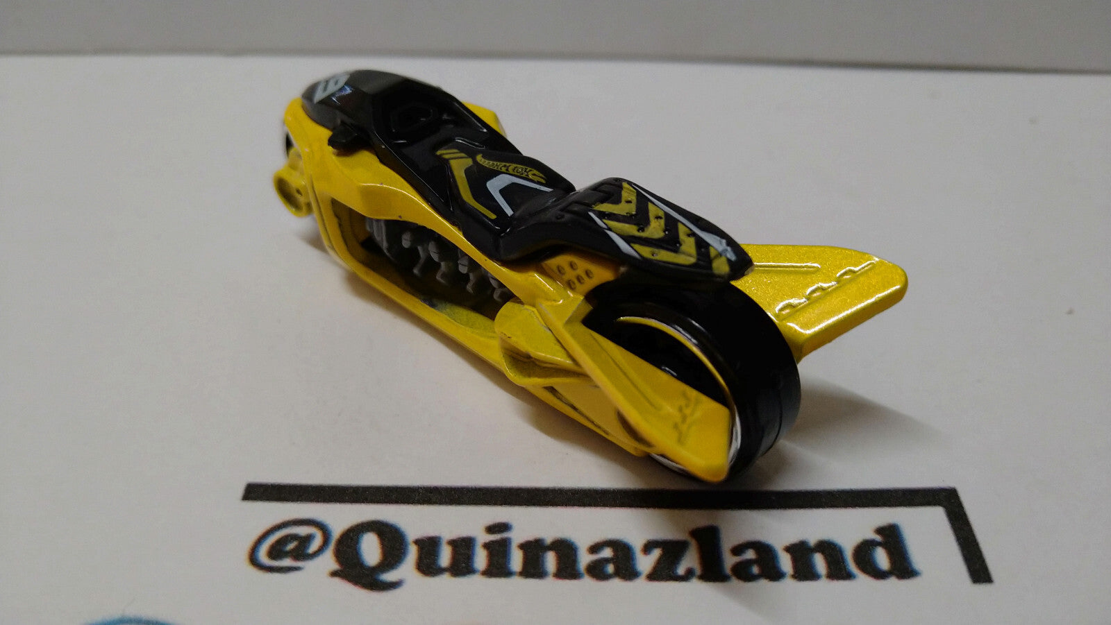 Hot Wheels Fly by 2014-119    (A14)