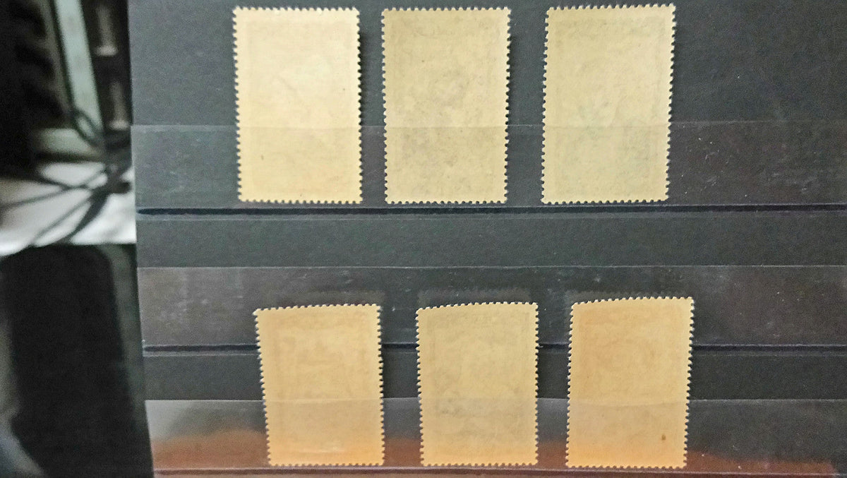 Lot 6 Timbres France Coiffes régionales du XVIII 1943