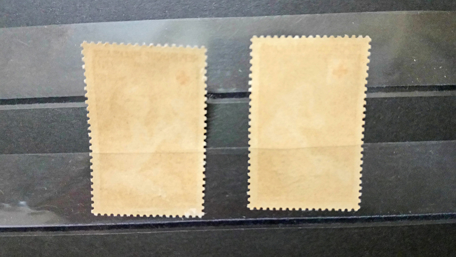 lot 2 Timbres France Croix rouge Maternité et jeune fille aux colombes 1954