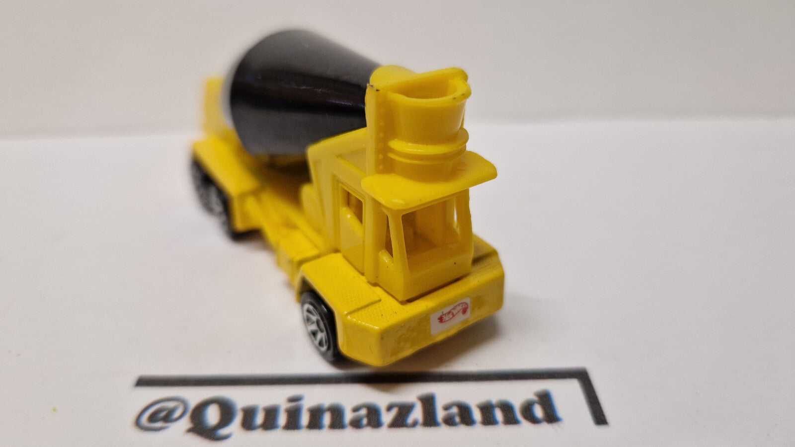 Hot wheels 1997 exclusive multipack Oshkosh cement mixer  (A24)