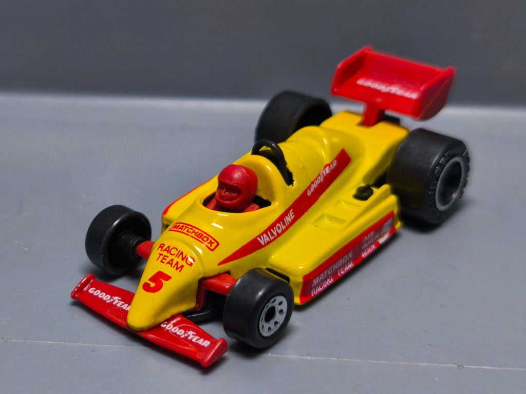 Matchbox 1987 mainline  F1 Racer  version moteur noir  (A27)