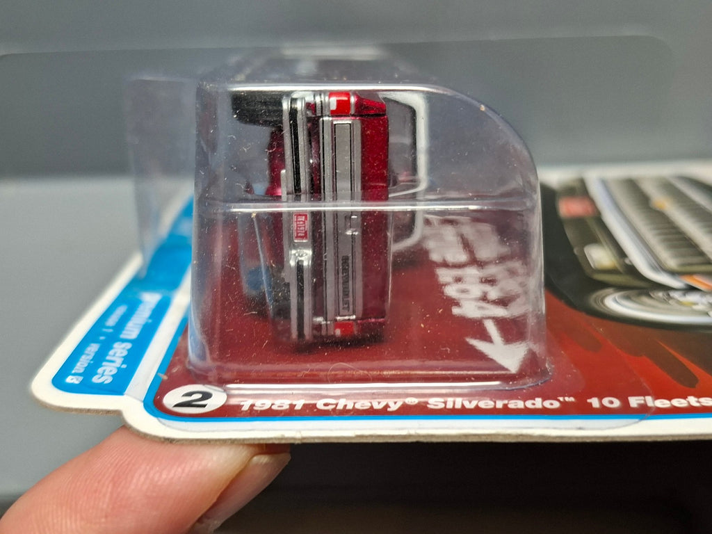 Auto World Muscle Truck 1982 Chevrolet Silverado 10 Fleetside Chase (NG25)