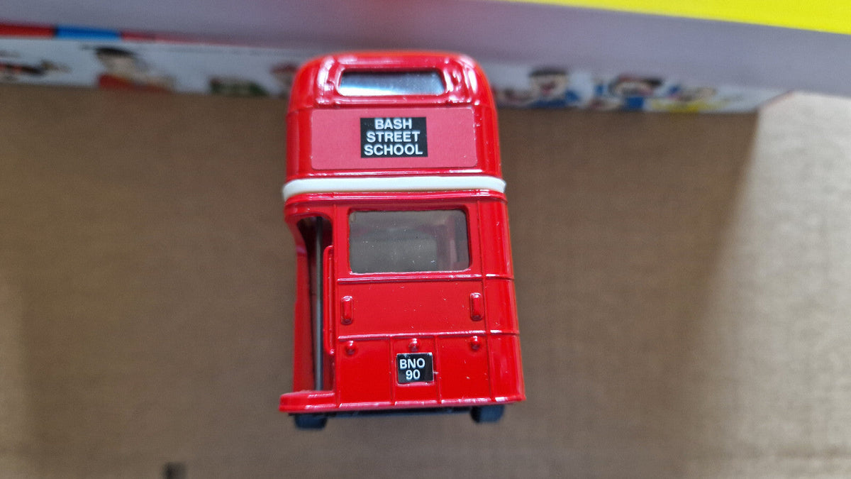 Corgi 1/43 The bash street kids minnie the minx Morris J van & AEC bus  (CT06)