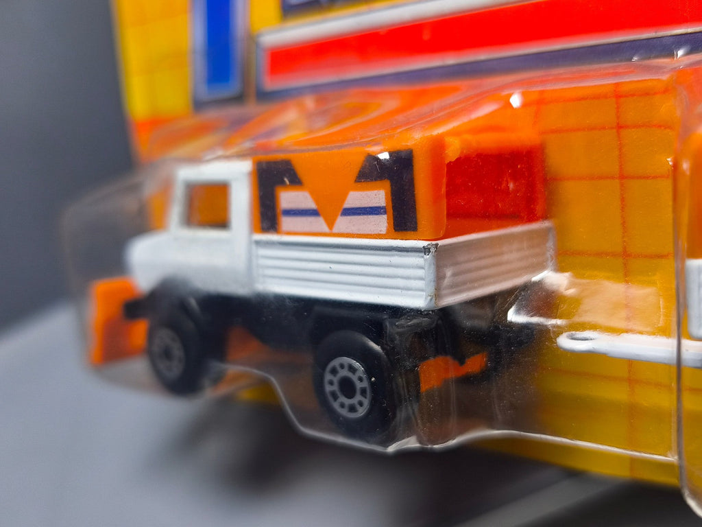 Matchbox Trailers Mercedes-Benz Unimog snow plow and trailer  (CT04)