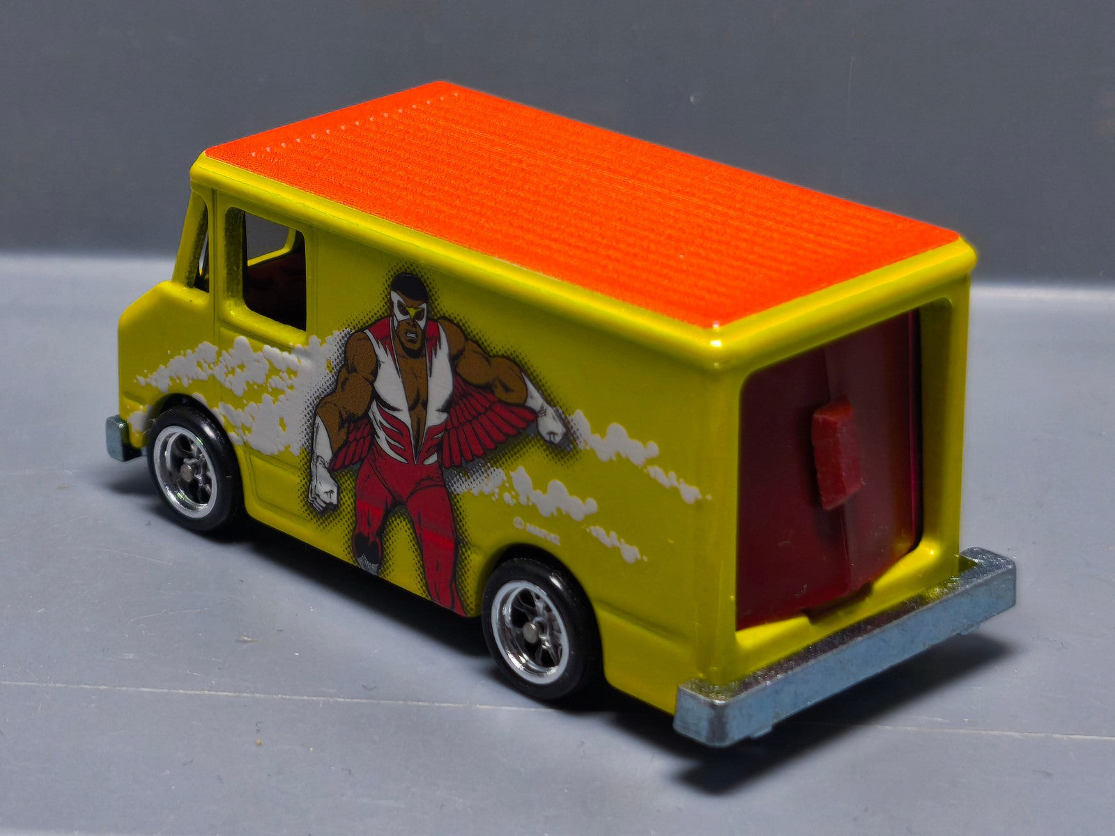 Hot Wheels Marvel Combat medic    (A21)