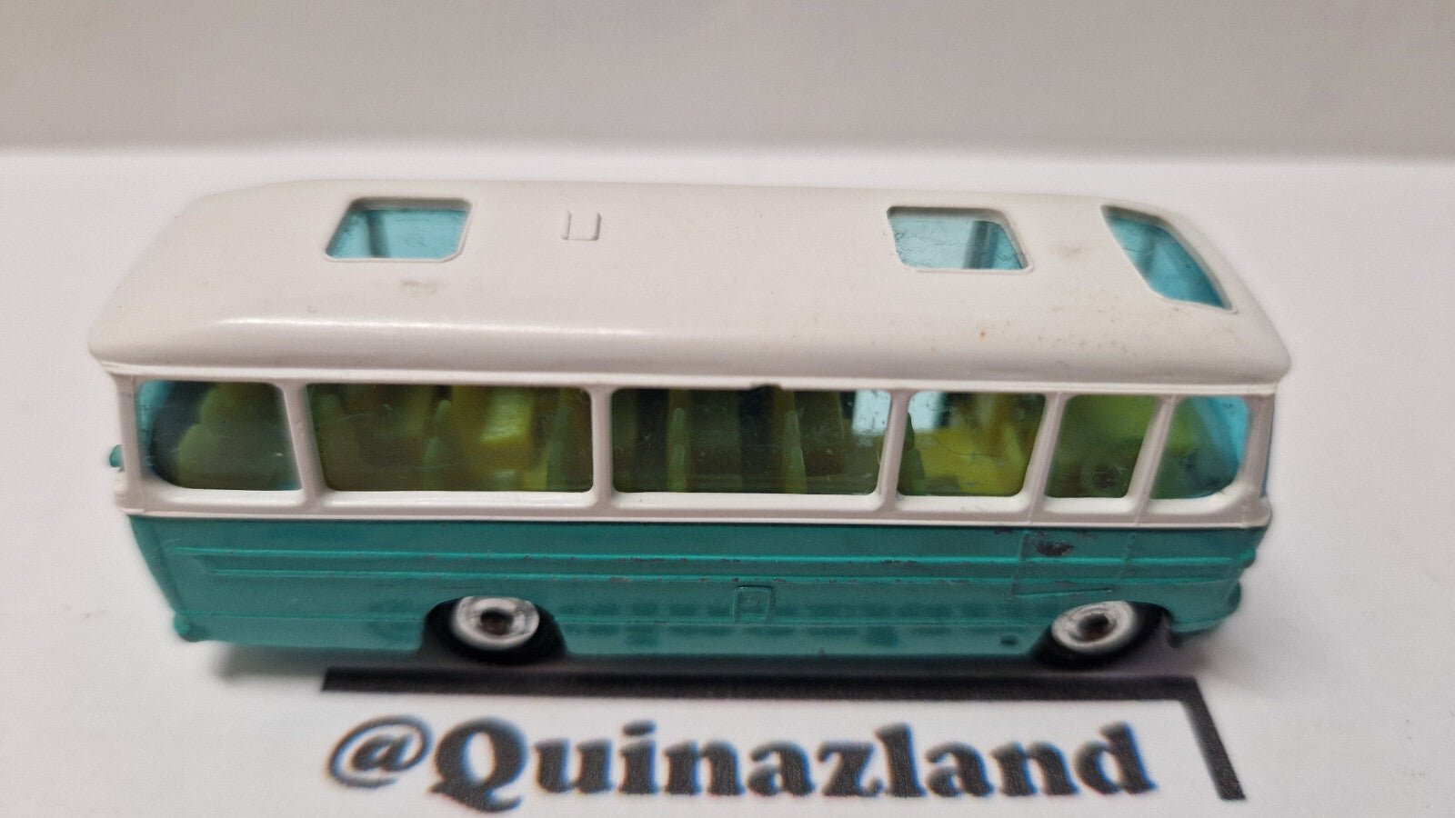 Husky models 1968 Duple vista 25 coach  (A19)
