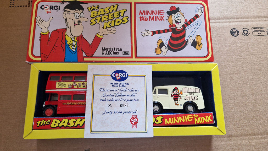 Corgi 1/43 The bash street kids minnie the minx Morris J van & AEC bus  (CT06)