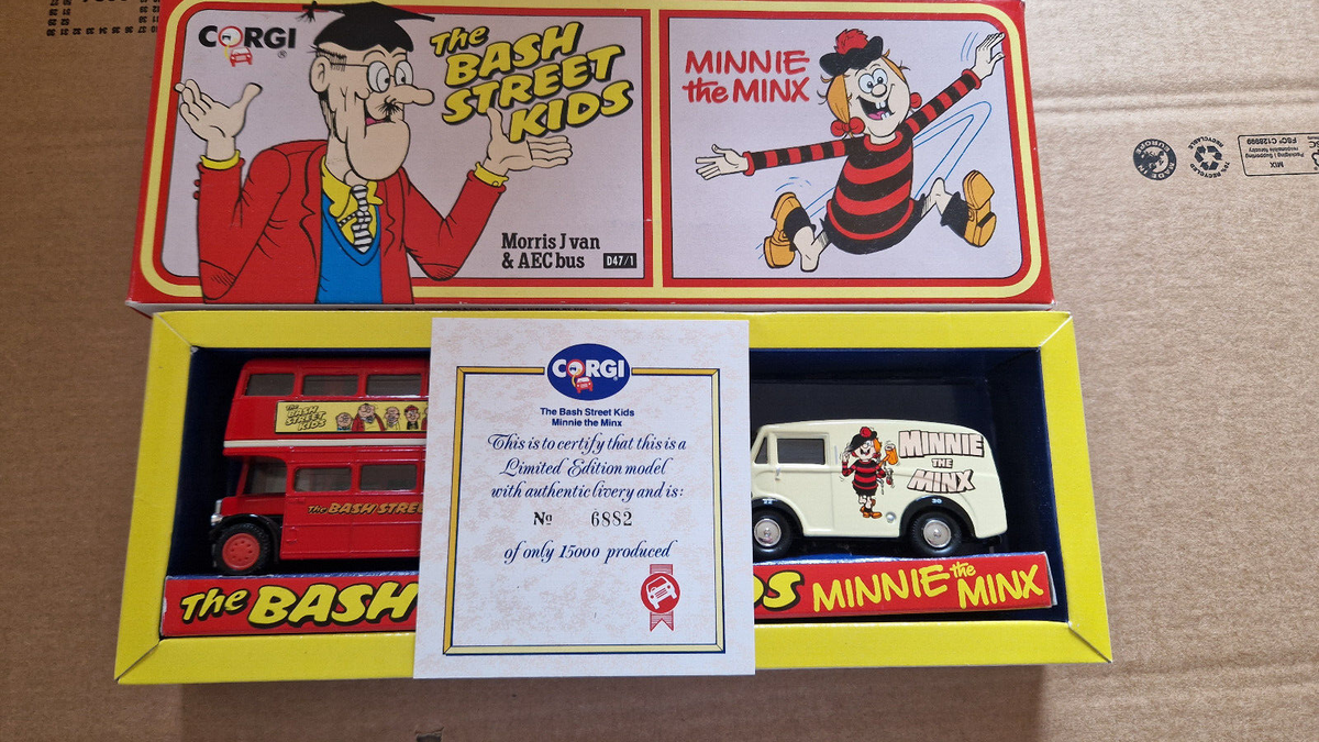 Corgi 1/43 The bash street kids minnie the minx Morris J van & AEC bus  (CT06)