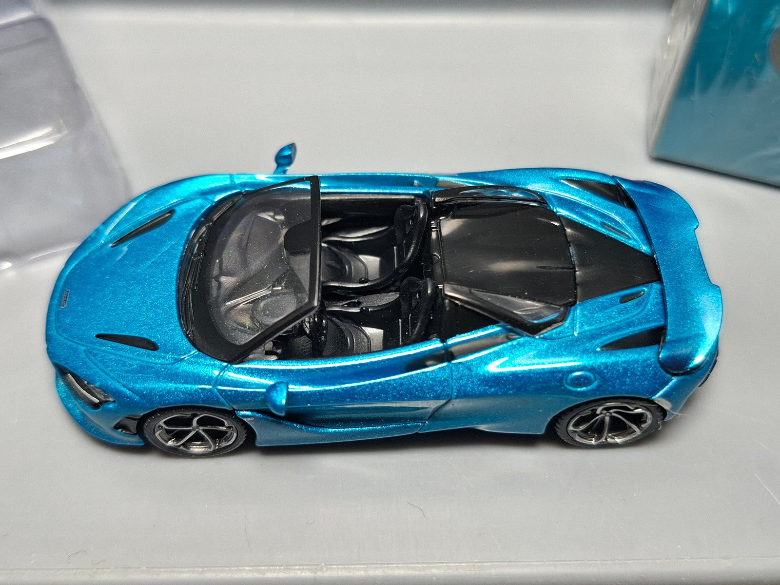 Mini GT McLaren 750S Spider Belize Blue n° 812 (CP20)