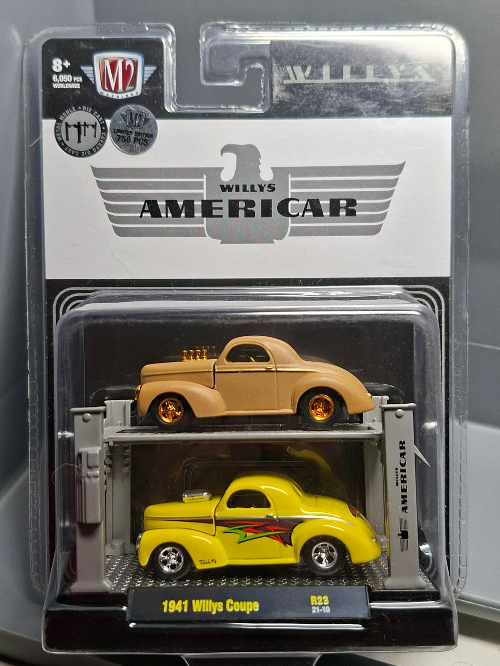 M2 Machines Auto Lift Pack 1941 Willys Coupe Chase (NG38)