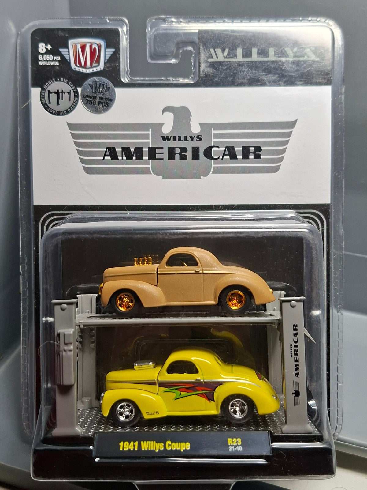 M2 Machines Auto Lift Pack 1941 Willys Coupe Chase (NG38)