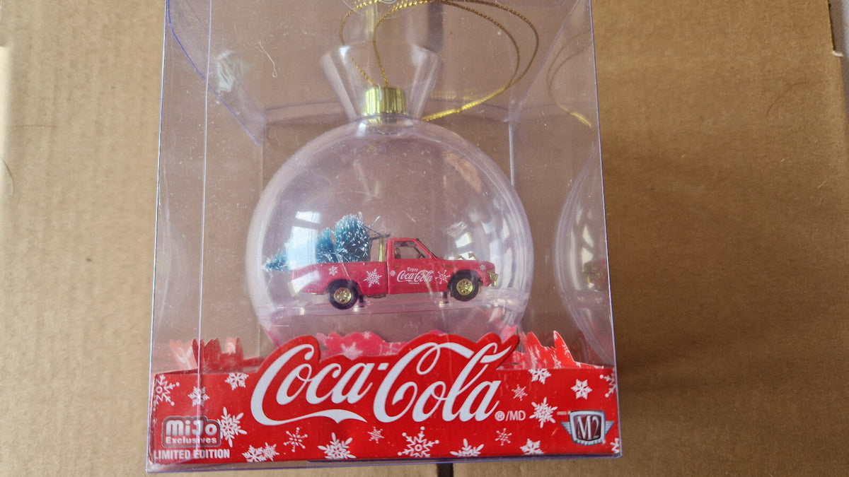 M2 Machines Chase Exclusive Coca Cola Ornament 1976 Datsun 620 Pick Up (CT09)