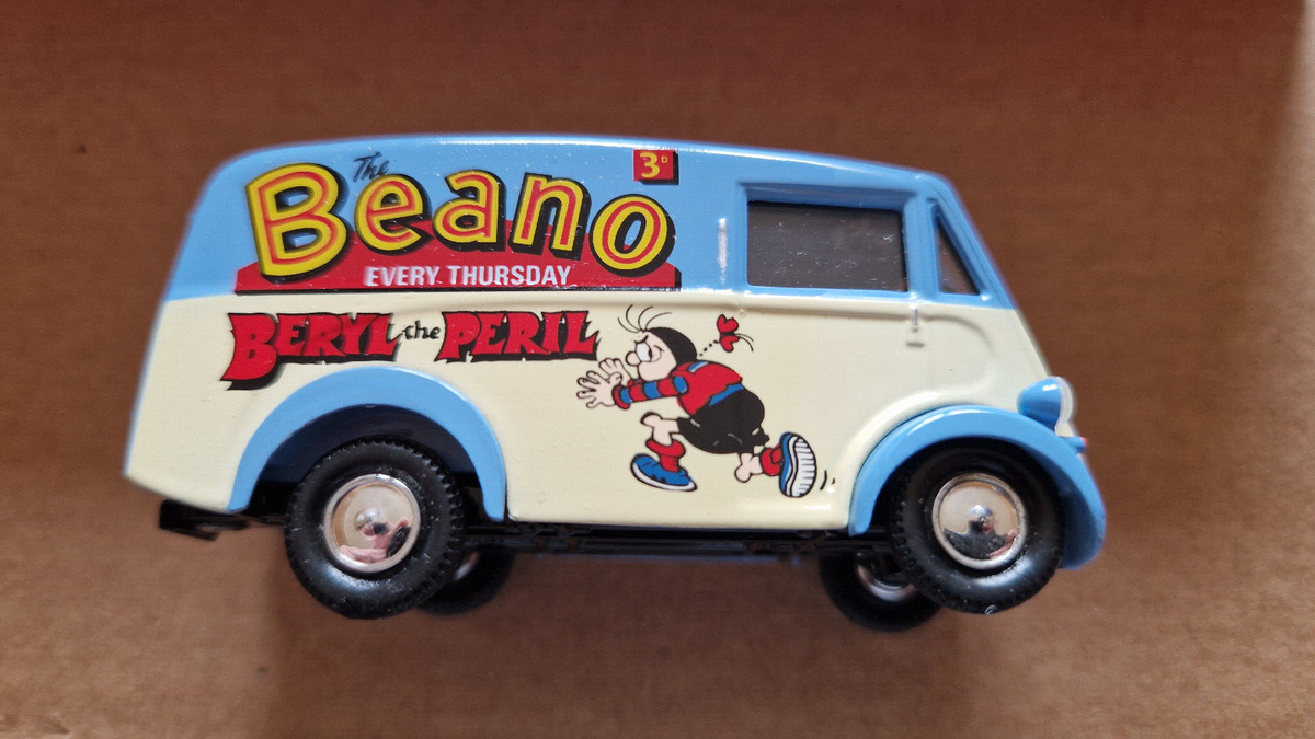 Corgi 1/43 Comics classics limitée à 8000 exemplaires Morris 1000 van  (CT06)