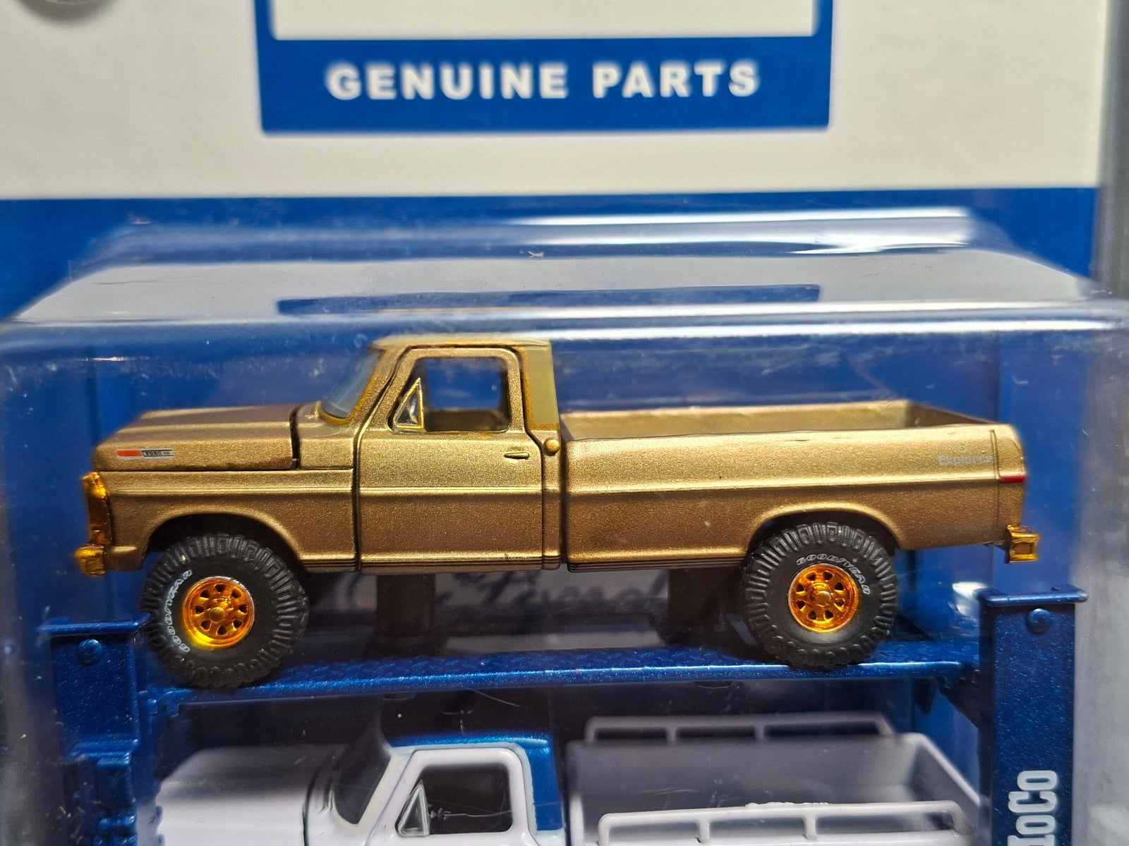 M2 Machines Auto Lift Pack '69 Ford F-100 Ranger & '72 Ford Fomoco Chase (NG41)