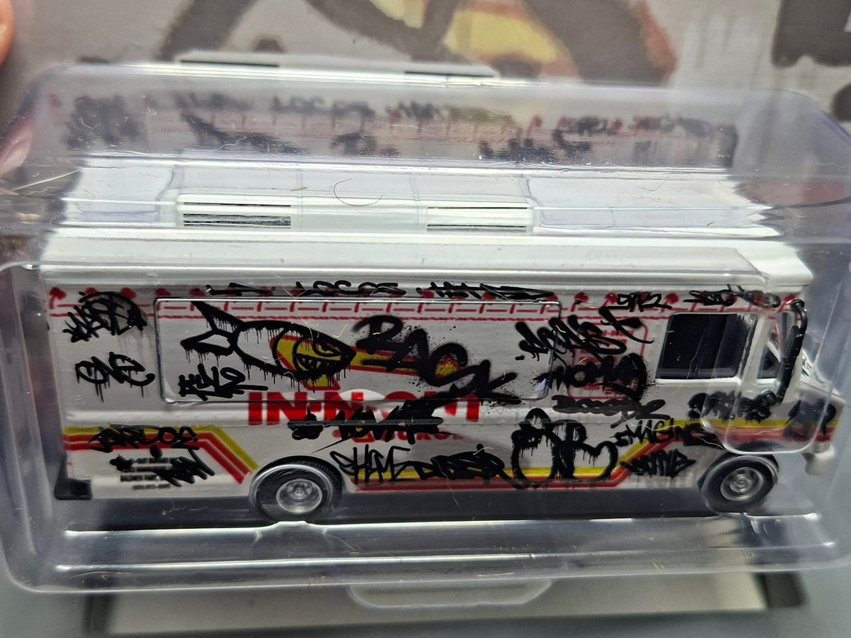 American Diorama 1/64 Food Truck Graffiti Style  (CT07)
