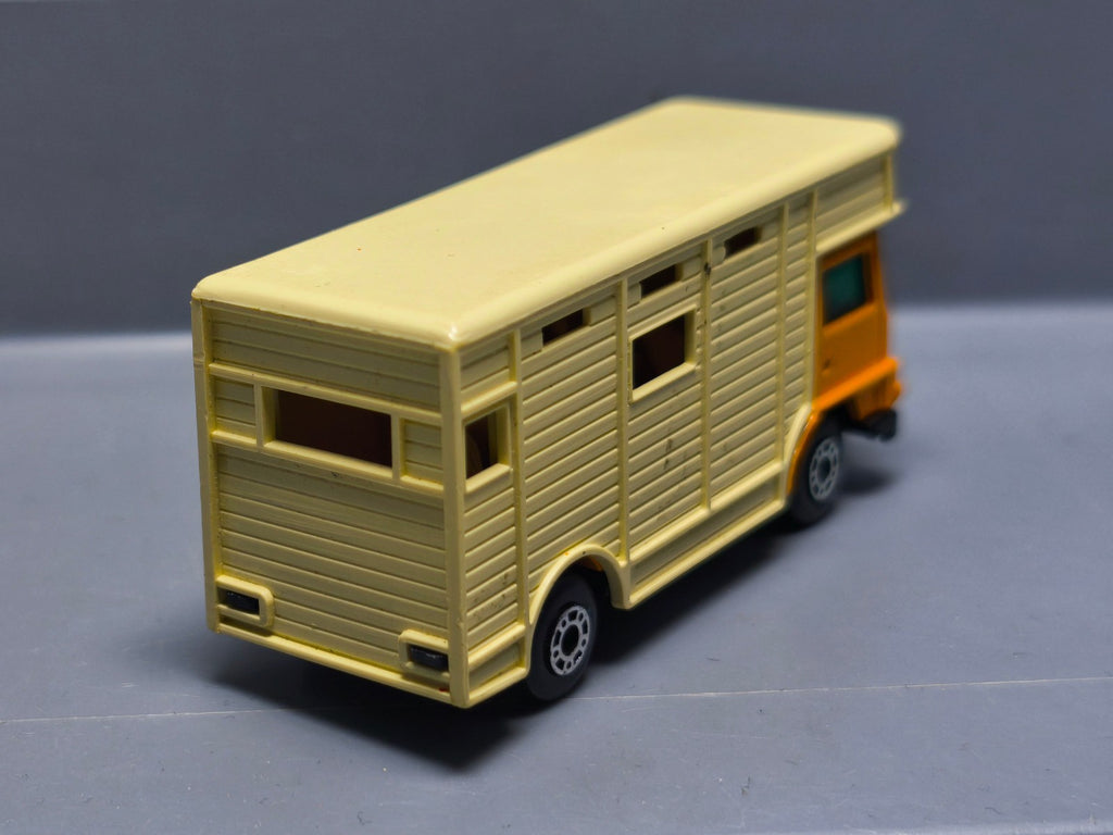 Matchbox Lesney Horse Box made in England avec 2 chevaux  (A20)