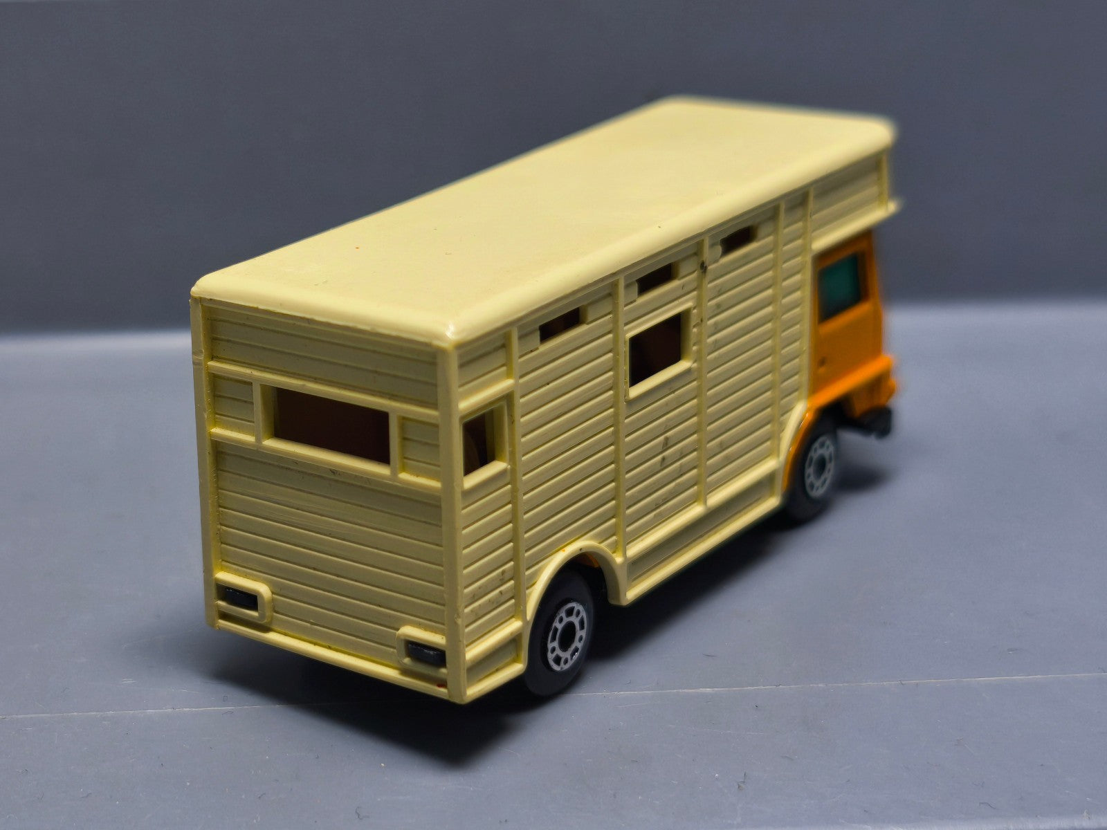 Matchbox Lesney Horse Box made in England avec 2 chevaux  (A20)