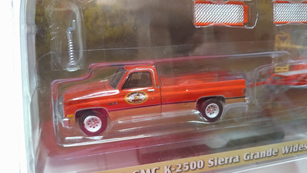 Greenlight Hitch & Tow 1982 GMC K-2500 Sierra Grande Wideside with Tandem (CT02)