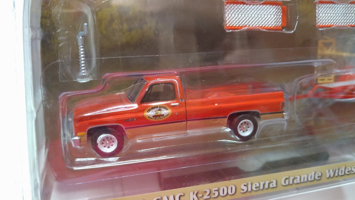 Greenlight Hitch & Tow 1982 GMC K-2500 Sierra Grande Wideside with Tandem (CT02)