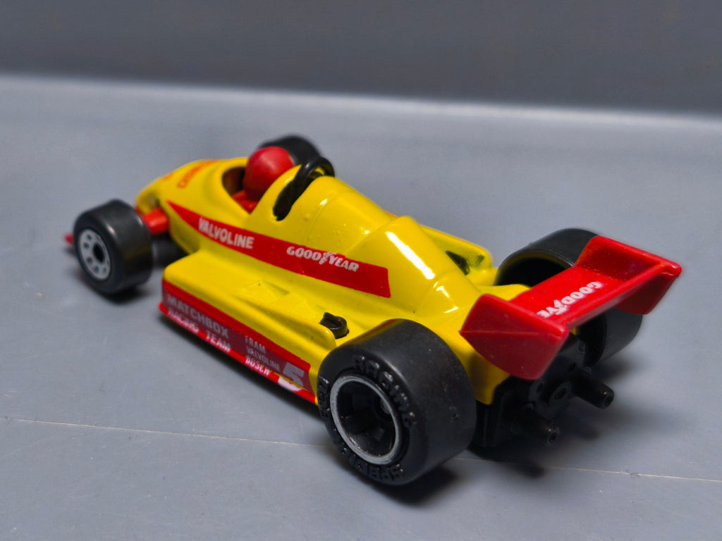 Matchbox 1987 mainline  F1 Racer  version moteur noir  (A27)