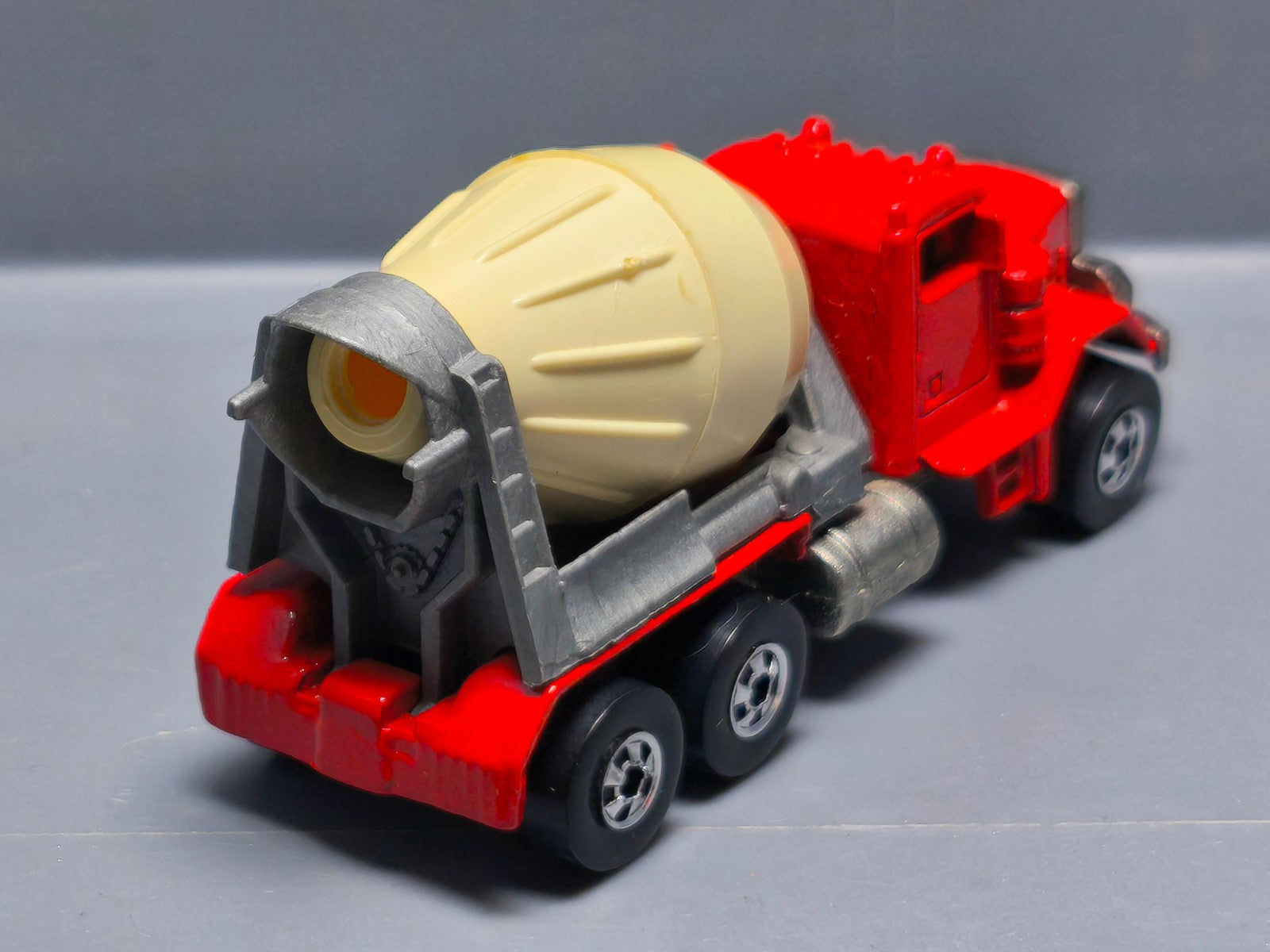 Hot Wheels 1985 malaysia  Peterbilt cement mixer (A39)