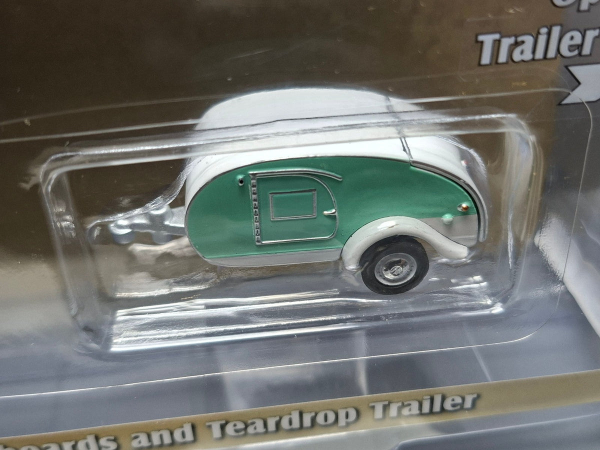 Greenlight Hitch & Tow 1971 Volkswagen Type 2 with surfboards & Teardrop  (CT04)