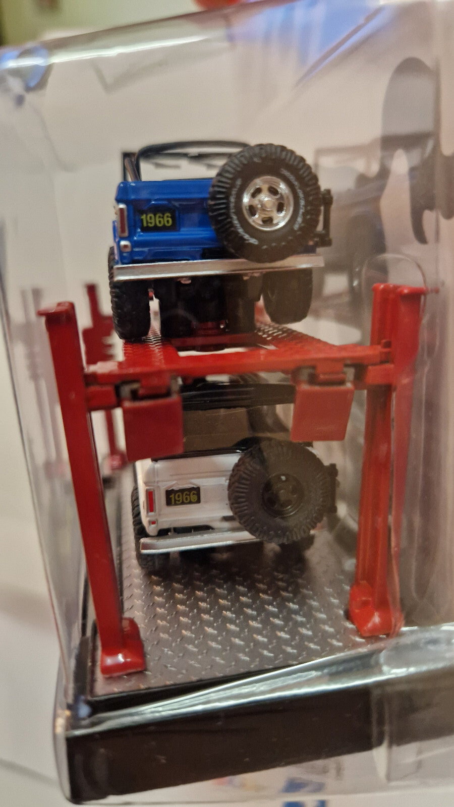 M2 Machines Auto-Lift Release 27 1966 Ford Bronco (NG49)
