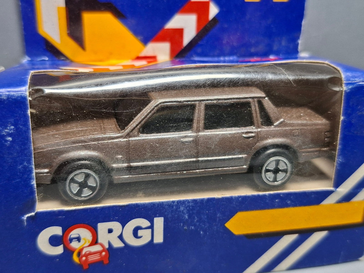 Corgi Volvo 760 saloon boite et bulle abimées  (NP14)
