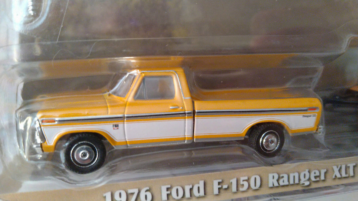 Greenlight Hitch & Tow 1976 Ford F-150 Ranger XLT Trailer Special  (CT05)