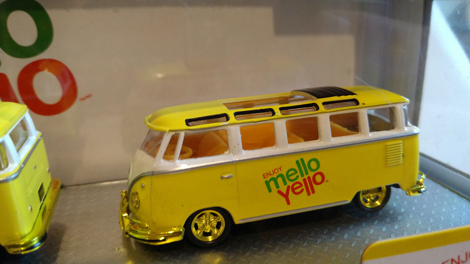 M2 Machines Coca Cola Mello Yello Volkswagen Double Cab Microbus Chase (C8)
