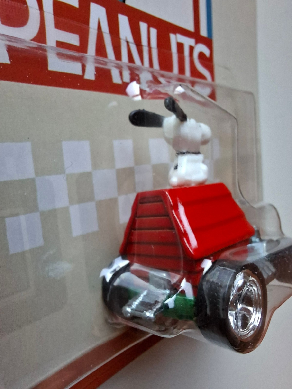 Hot Wheels Peanuts  Snoopy     (NG34)