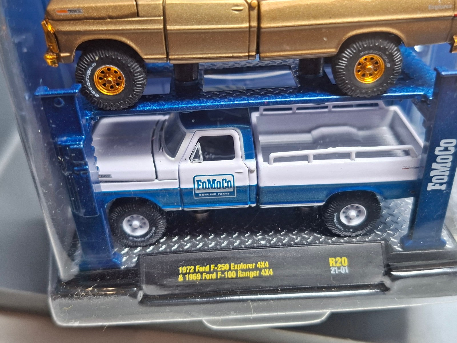 M2 Machines Auto Lift Pack '69 Ford F-100 Ranger & '72 Ford Fomoco Chase (NG41)