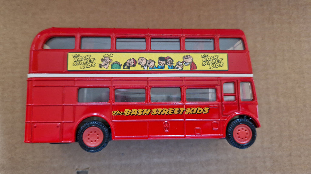Corgi 1/43 The bash street kids minnie the minx Morris J van & AEC bus  (CT06)