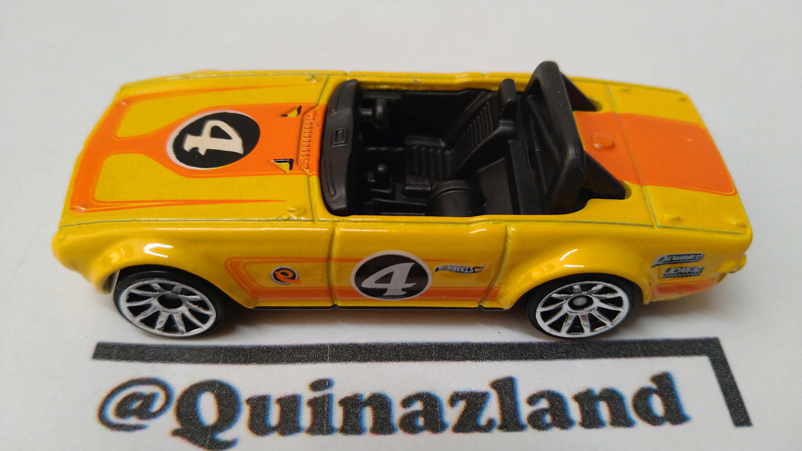 Hot Wheels Triumph tr6 2011-070 (A18)