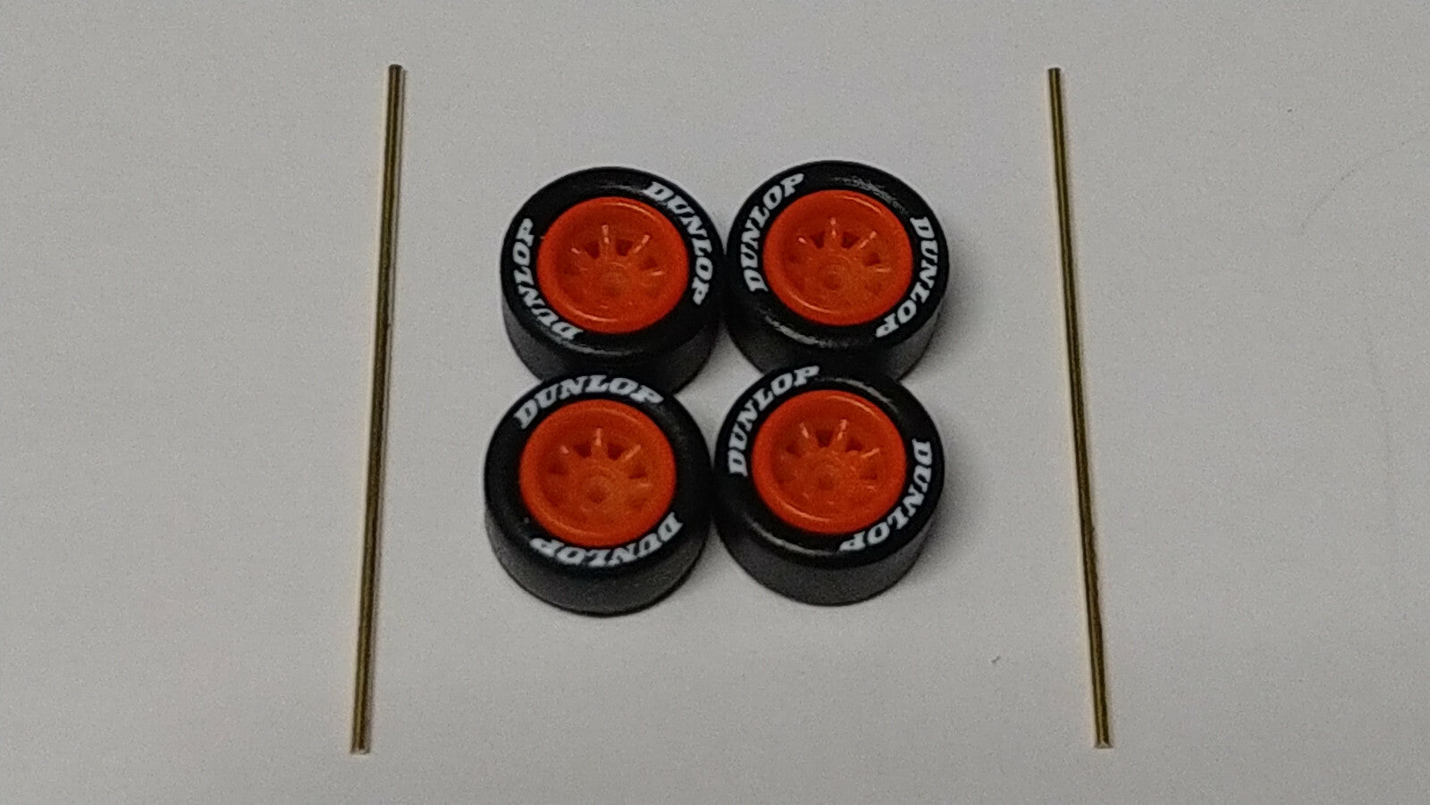 Set de jantes Dunlop 8 branches orange pneu gomme pour Custom (ET)