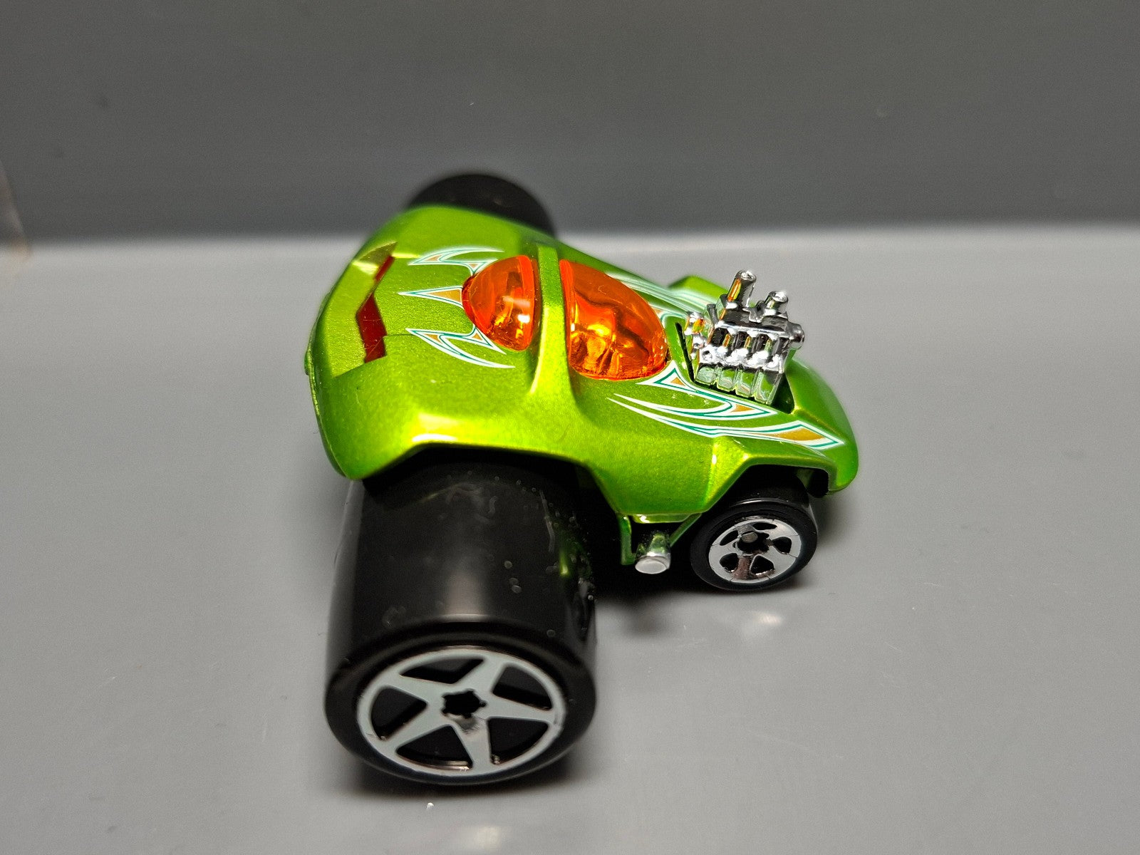 Hot Wheels Silhouette version lumière en haut 2004-062   (CP04)