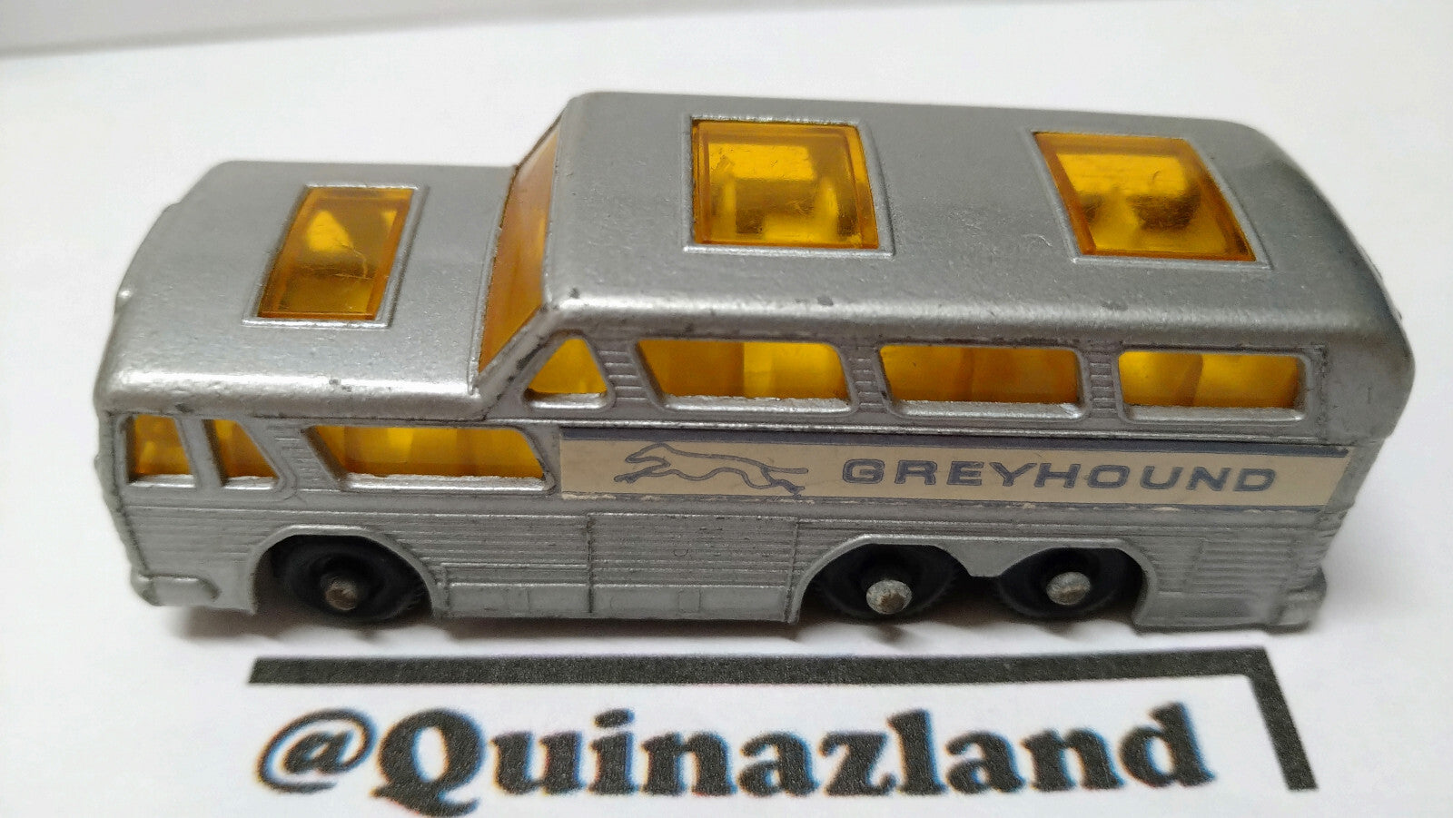 Matchbox Greyhound coach version roues noires base noire (A13)