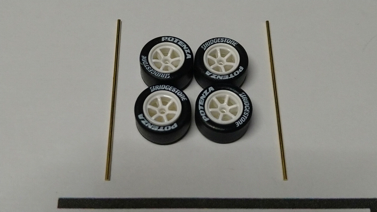 Set de jantes Bridgestone blanc 6 branches pneu gomme pour Custom (ET)