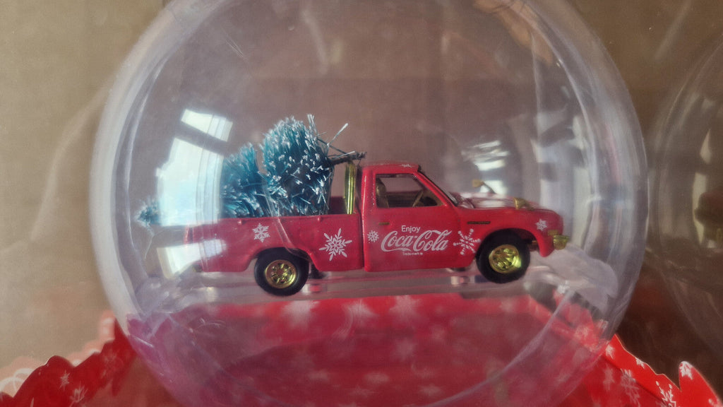 M2 Machines Chase Exclusive Coca Cola Ornament 1976 Datsun 620 Pick Up (CT09)